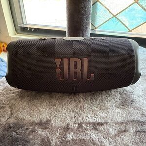 JBL Black Portable Bluetooth Speaker charge 5